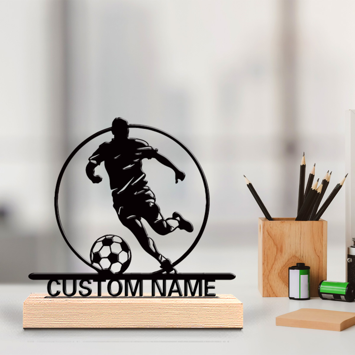 Home Office Gifts - カスタムサッカー選手メタル像（名前入り）、木製台座付きテーブルデコレーション、サッカーファンへのギフト、誕生日/祝日/自宅/オフィス装飾